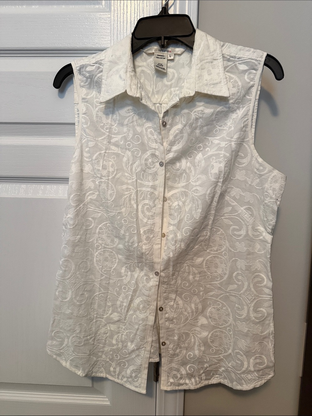 Studio M White Sleeveless Embroidered Button-Down Shirt